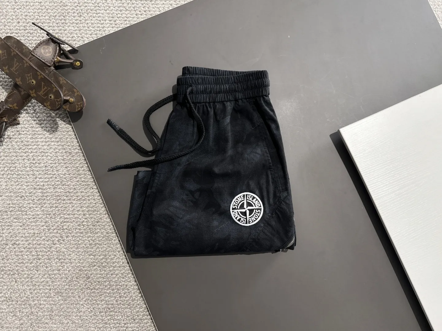 🅿️330 next day shipping, high-end goods, Stone Island 2025 spring and summer new elastic band casual shorts, counter-customized fabrics, high breathability and comfort, impeccable details, brand element design concept, reflecting high quality. It feels delicate and soft! It presents a casual cut and the upper body shape is great! Size: M-4XL